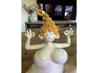 Charmig kurvig yogafigur från SIA Home Fashion – ca 19 cm