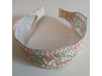 Diadem med blommor och blad