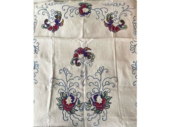 Stor vävd Jugendduk i linne med broderat blommotiv, mått ca 182 x 112 cm