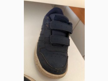Mörkblå adidas skor storlek 27 Mörkblå adidas skor storlek 27