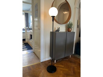 Golvlampa Hillary från Mio
