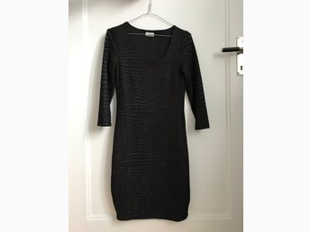 Svart klänning från Noisy May (411724742) ᐈ Köp på Tradera Svart klänning från Noisy May (411724742) ᐈ Köp på Tradera