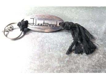Handgjord nyckelring med fotstegsemblem Body by Fleetwood
