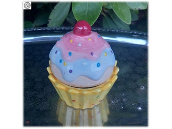 Fin cupcake ask i porslin förvaringsask gul med prickar strössel körsbär i topp