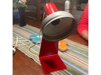 Röd bordslampa i metall, retro design