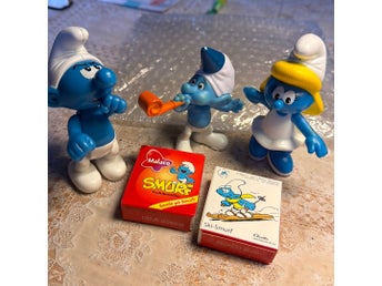 Tre stycken Smurf-figurer samt två askar från Malaco