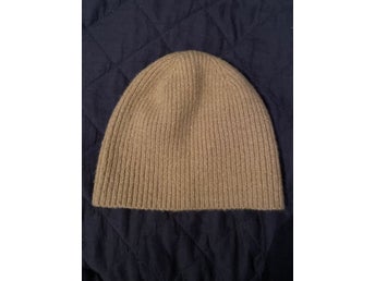 NY / oanvänd! CRW beige guldglittrig mössa i modell Blenda