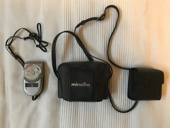 Minolta analog kamera med blixt och tillbehör