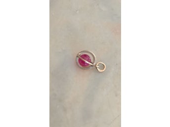 Litet guld hänge för halsband