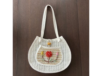 Vintage stråväska / axelremsväska med broderade blommor – Retro Boho