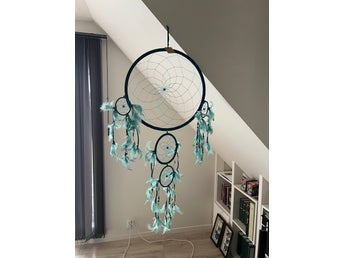 Stor och vacker Dreamcatcher från Bali med dekorativa fjädrar i blå/turkosa tone