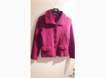 Stilren lila cerise jacka med krage och knäppni.. (352848464 Stilren lila cerise jacka med krage och knäppni.. (352848464