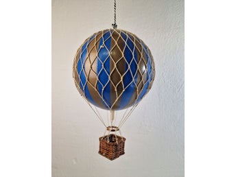 Authentic Models Floating the Skies dekorativ varmluftsballongsmodell Blue