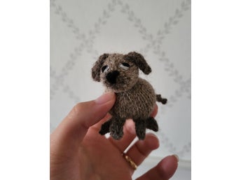 Handstickad brun och beige liten hund