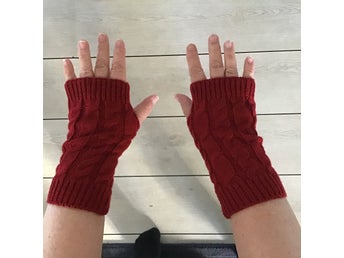 Vinröda stickade handledsvärmare med flätor