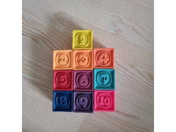 Mjuka byggklossar med siffror och djur