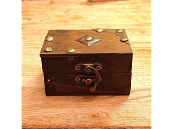 Litet Träskrin 9×5,5×5,5CM Lås, Gånggärn och Dekor Av Messing *Bra Skick!