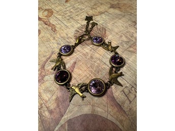 Fantasifullt Boho armband med fåglar och lila Swarovskikristaller