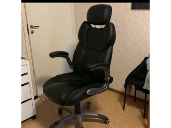 Kontor/gaming stol i svart konstläder