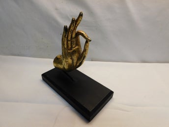 Buddhas Hand av Gjuten Metall på Träbas Guilded Målning