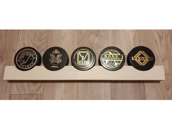 Ishockey Regal aus Holz med 5 Ishockey Pucks