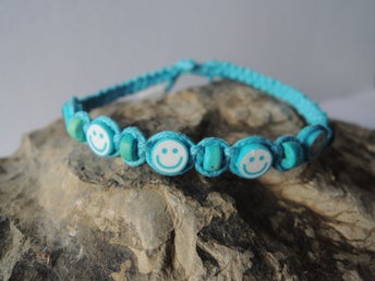 Handknutet turkos armband Smiley
