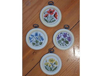 Fyra handbroderade blomtavlor med ram