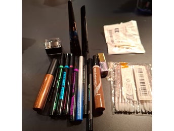 Set med eyeliners, brynpenna och sminktillbehör