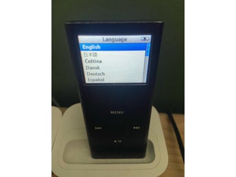iPod Nano 2 - 8GB. Observera att den endast fungerar när den är ansluten till strömförsörjning