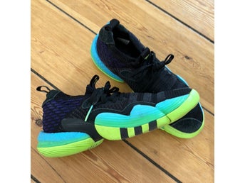 Basketsko adidas trae young stl 41.1/3