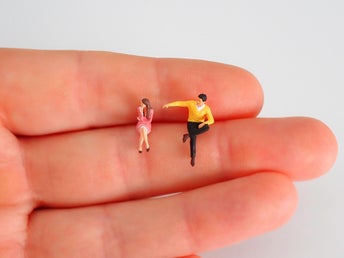 Miniatyr Sittande Par, Gult och Rosa. Skala 1:87. Figurer.