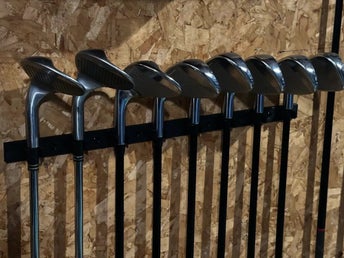 Väggfäste för golfklubbor.