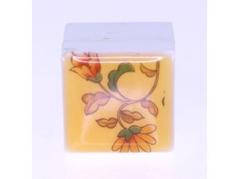 Vintage plastic acrylic pill box with detachable lid circa 1980s (Weight: 6g)