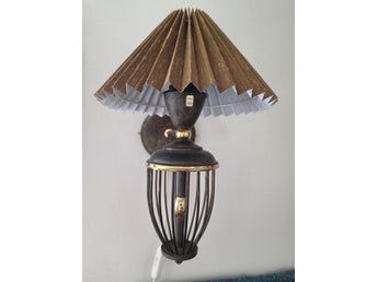 Unik retro vägglampa – mörkt trä, gulddetaljer & veckad skärm