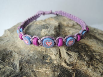 Handknutet lila armband Hjärta