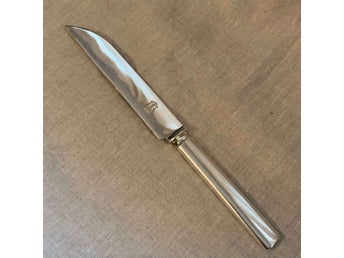 Nysilver, 1 st ostkniv, märkt med en vapensköld