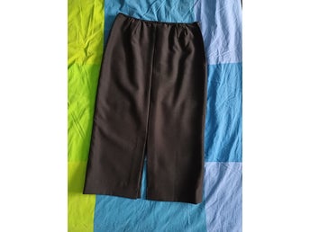 Retro. Svart kjol. Passar strl 38-40. Terylen. Dropptorkas. Kjollängd 79cm.