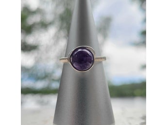 Handgjord ring med ädelstenen ametist
