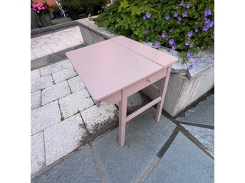Gullig, rosa, gammaldags skolbänk