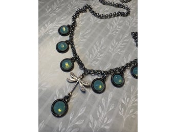 Mysigt litet halsband med trollslända och Swarovskikristaller