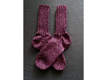 Handstickade damsockar i ett melerat garn stl 38-40