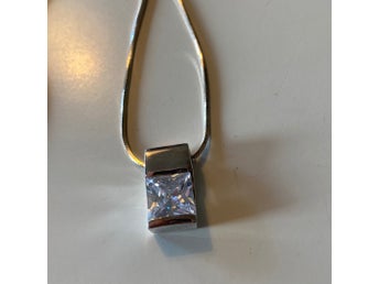 Silverhänge med kedja.