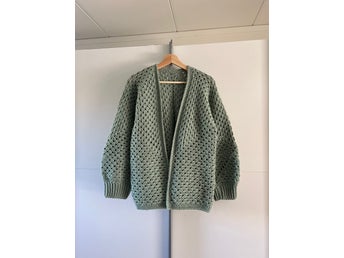 Ny handvirkad cardigan i 100 % akryl