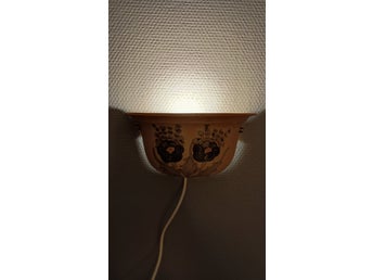 Retro vägglampa i keramik/porslin – handmålad blommor – Ca 70-tal