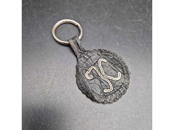Nyckelring läder tennbroderi lite rost på ringen