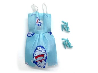 Doraemon klänning + skor som passar Barbie och liknande dockor