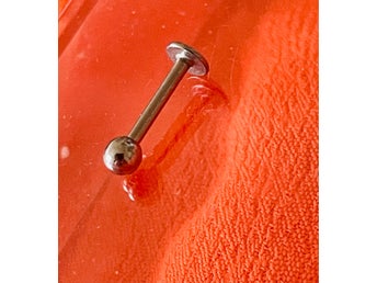 Prisförslag- 1 st silvrig piercing