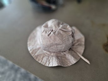 Sllverskimrande bucket-hatt från MarMar Copenhagen.