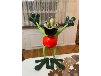 Handmålad grodskulptur