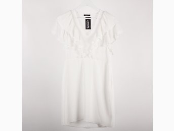 Vit klänning med volanger från Stylein,.. (419932162) ᐈ Vit klänning från Stylein till dam.
